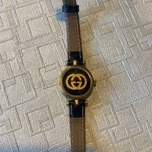 Gucci | Accessories | Gucci Vintage 98s Womens Wrist Watch  display picture 3